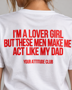 I’M A LOVER GIRL BUT THESE MEN MAKE ME ACT LIKE MY DAD – Unisex Statement T-Shirt Weiß mit rotem Backprint | freches Sprüche Shirt