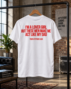I’M A LOVER GIRL BUT THESE MEN MAKE ME ACT LIKE MY DAD – Unisex Statement T-Shirt Weiß mit rotem Backprint | freches Sprüche Shirt