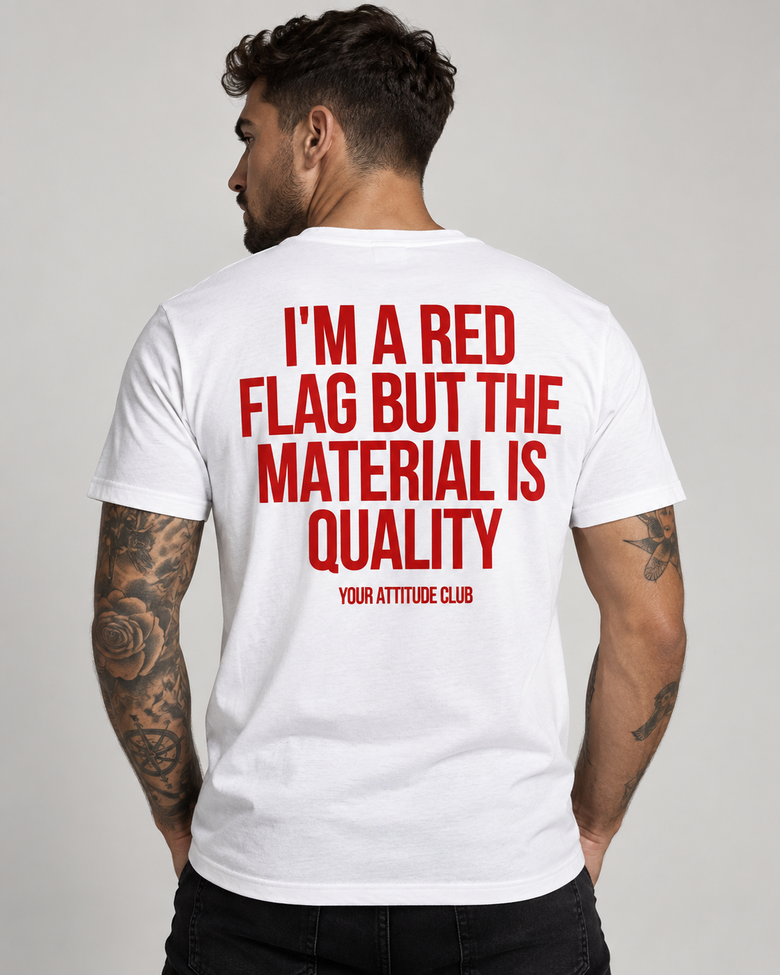 I’M A RED FLAG BUT THE MATERIAL IS QUALITY – Unisex Statement T-Shirt Weiß mit rotem Backprint | freches Sprüche Shirt
