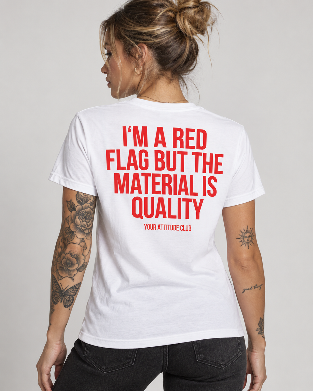I’M A RED FLAG BUT THE MATERIAL IS QUALITY – Unisex Statement T-Shirt Weiß mit rotem Backprint | freches Sprüche Shirt