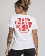 I’M A RED FLAG BUT THE MATERIAL IS QUALITY – Unisex Statement T-Shirt Weiß mit rotem Backprint | freches Sprüche Shirt