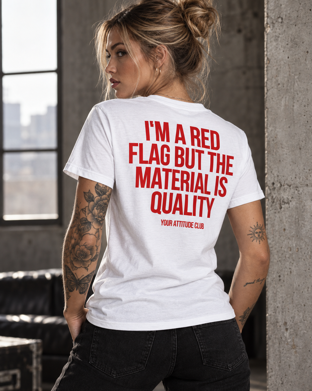 I’M A RED FLAG BUT THE MATERIAL IS QUALITY – Unisex Statement T-Shirt Weiß mit rotem Backprint | freches Sprüche Shirt