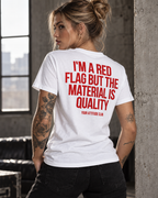 I’M A RED FLAG BUT THE MATERIAL IS QUALITY – Unisex Statement T-Shirt Weiß mit rotem Backprint | freches Sprüche Shirt