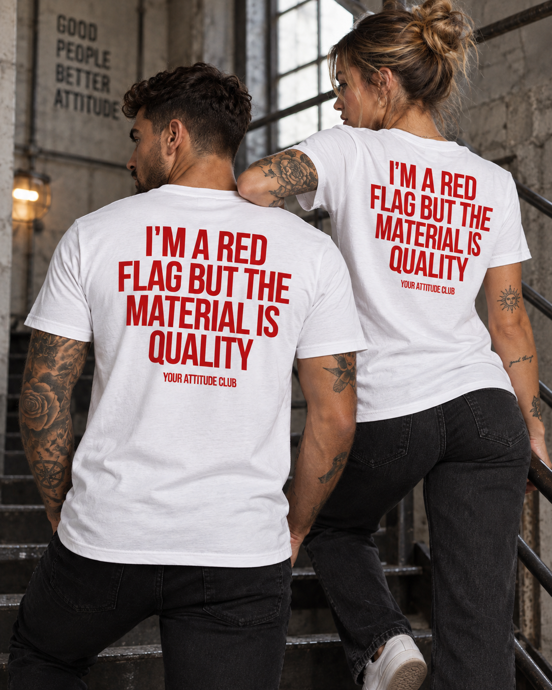 I’M A RED FLAG BUT THE MATERIAL IS QUALITY – Unisex Statement T-Shirt Weiß mit rotem Backprint | freches Sprüche Shirt