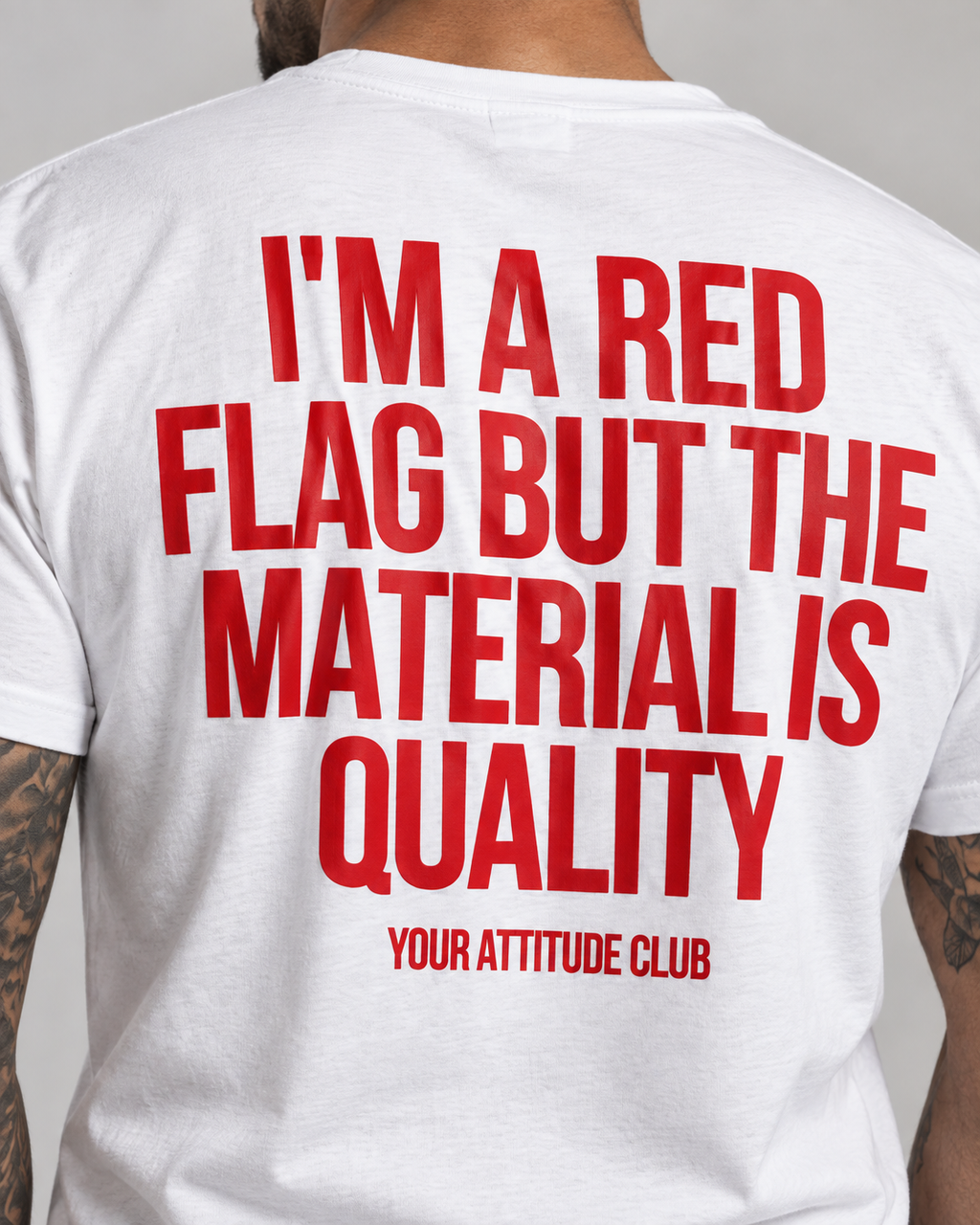 I’M A RED FLAG BUT THE MATERIAL IS QUALITY – Unisex Statement T-Shirt Weiß mit rotem Backprint | freches Sprüche Shirt