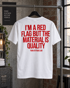 I’M A RED FLAG BUT THE MATERIAL IS QUALITY – Unisex Statement T-Shirt Weiß mit rotem Backprint | freches Sprüche Shirt