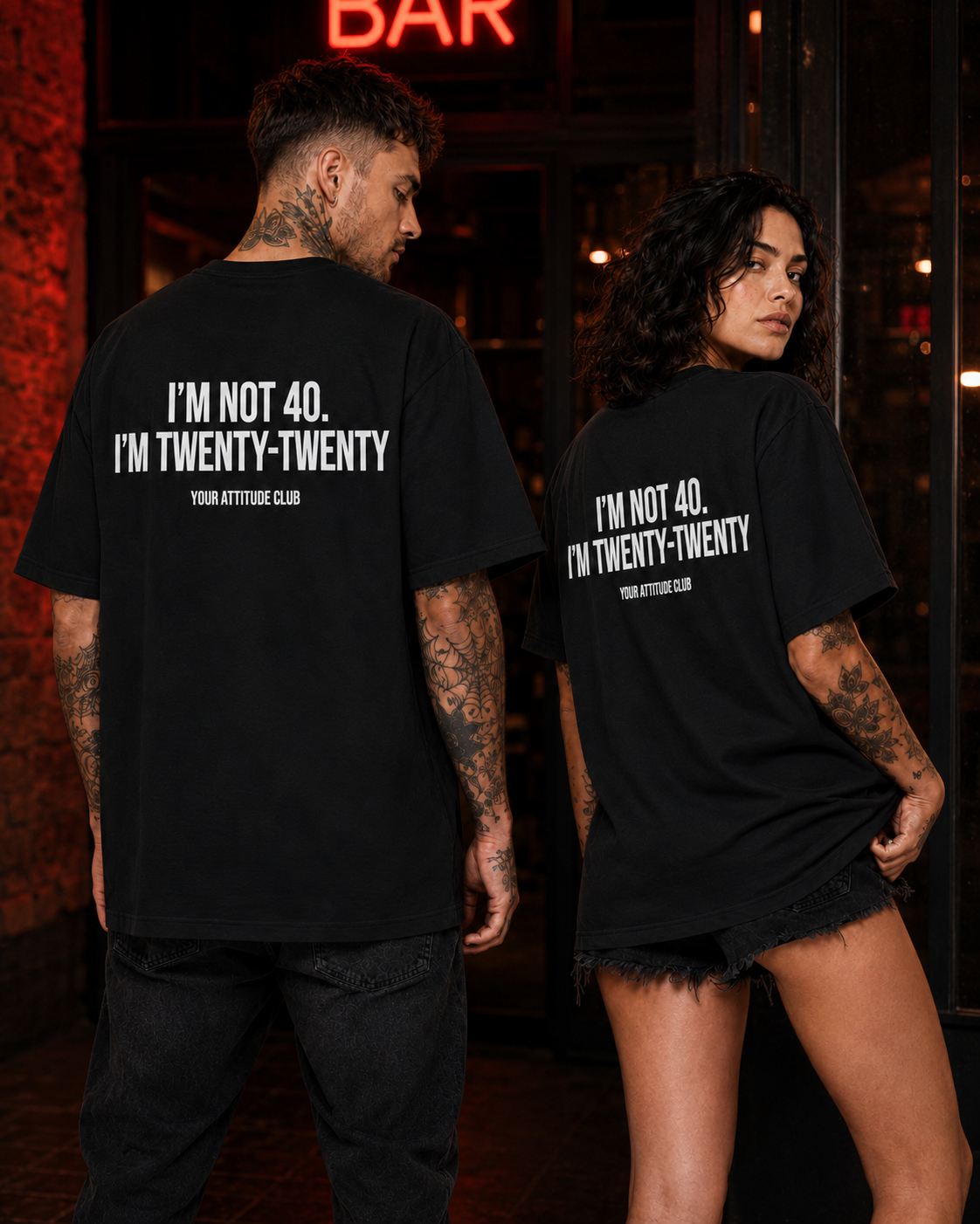 I’M NOT 40. I’M TWENTY-TWENTY – schwarzes Oversize Unisex Shirt, weißer Backprint, lustiges 40. Geburtstag Shirt, Geburtstagsgeschenk, Spruchshirt