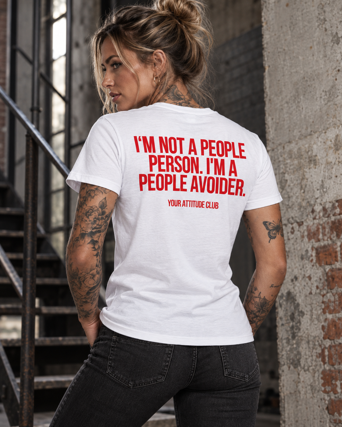 I'M NOT A PEOPLE PERSON. I'M A PEOPLE AVOIDER. – Unisex Statement T-Shirt Weiß mit rotem Backprint | freches Introvert Shirt