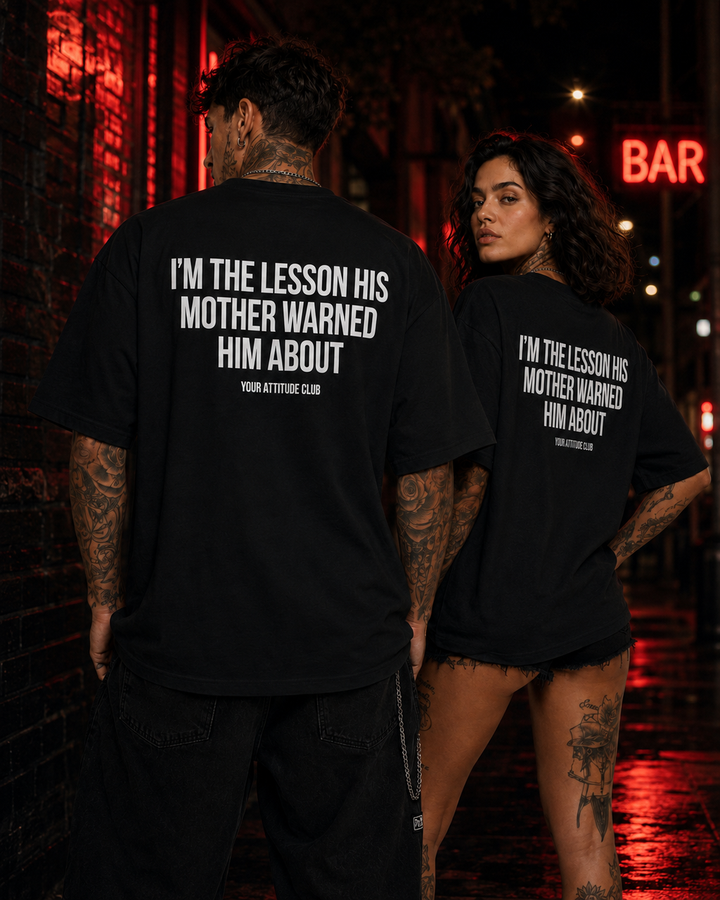 I’M THE LESSON HIS MOTHER WARNED HIM ABOUT – schwarzes Oversize Unisex Shirt, weißer Backprint, freches Spruchshirt, Sarkasmus, schwarzer Humor