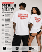 I’M THE LESSON HIS MOTHER WARNED HIM ABOUT – schwarzes Oversize Unisex Shirt, weißer Backprint, freches Spruchshirt, Sarkasmus, schwarzer Humor
