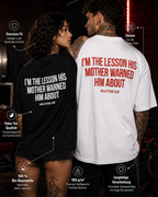 I’M THE LESSON HIS MOTHER WARNED HIM ABOUT – schwarzes Oversize Unisex Shirt, weißer Backprint, freches Spruchshirt, Sarkasmus, schwarzer Humor