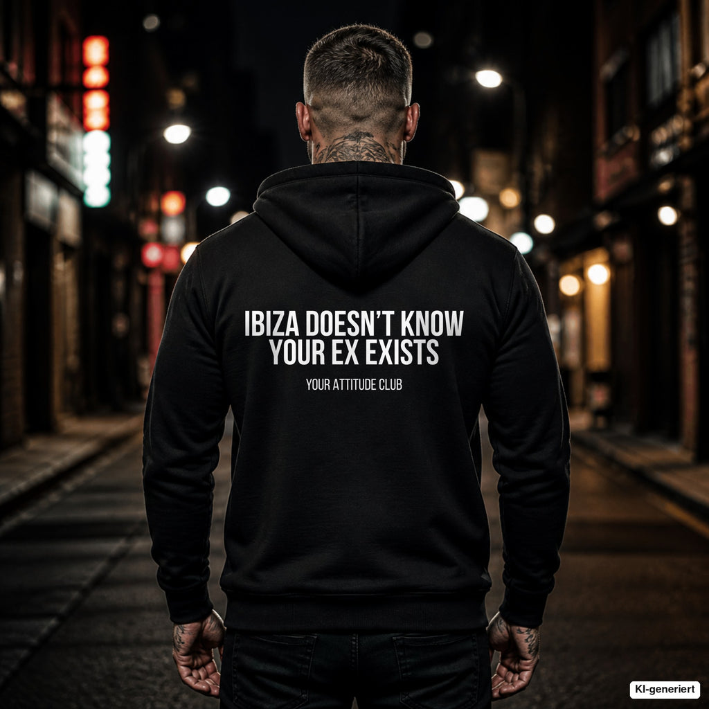 Ibiza doesn’t know your ex exists – schwarzer Hoodie mit weißem Backprint, Herren in der Stadt bei Nacht