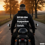 Ich bin das Geschenk. Auspacken auf eigene Gefahr – schwarzer Hoodie mit weißem Backprint, Herren auf dem Motorrad
