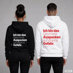 Ich bin das Geschenk. Auspacken auf eigene Gefahr – Hoodie mit Backprint, Frau in Schwarz und Mann in Weiß