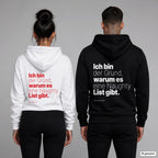 Ich bin der Grund, warum es eine Naughty List gibt – Hoodie mit Backprint, Frau in Weiß mit rotem und Mann in Schwarz mit weißem Aufdruck
