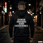 Ich bin die Konsequenz deiner Entscheidungen – schwarzer Hoodie mit weißem Backprint, Herren in der Stadt bei Nacht