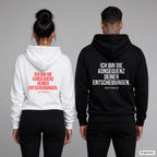 Ich bin die Konsequenz deiner Entscheidungen – Hoodie mit Backprint, Frau in Weiß mit rotem und Mann in Schwarz mit weißem Aufdruck
