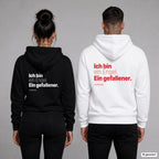 Ich bin ein Engel. Ein gefallener – Hoodie mit Backprint, Frau in Schwarz und Mann in Weiß