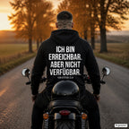 Ich bin erreichbar. Aber nicht verfügbar – schwarzer Hoodie mit weißem Backprint, Herren auf dem Motorrad