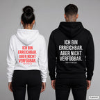 Ich bin erreichbar. Aber nicht verfügbar – Hoodie mit Backprint, Frau in Weiß mit rotem und Mann in Schwarz mit weißem Aufdruck