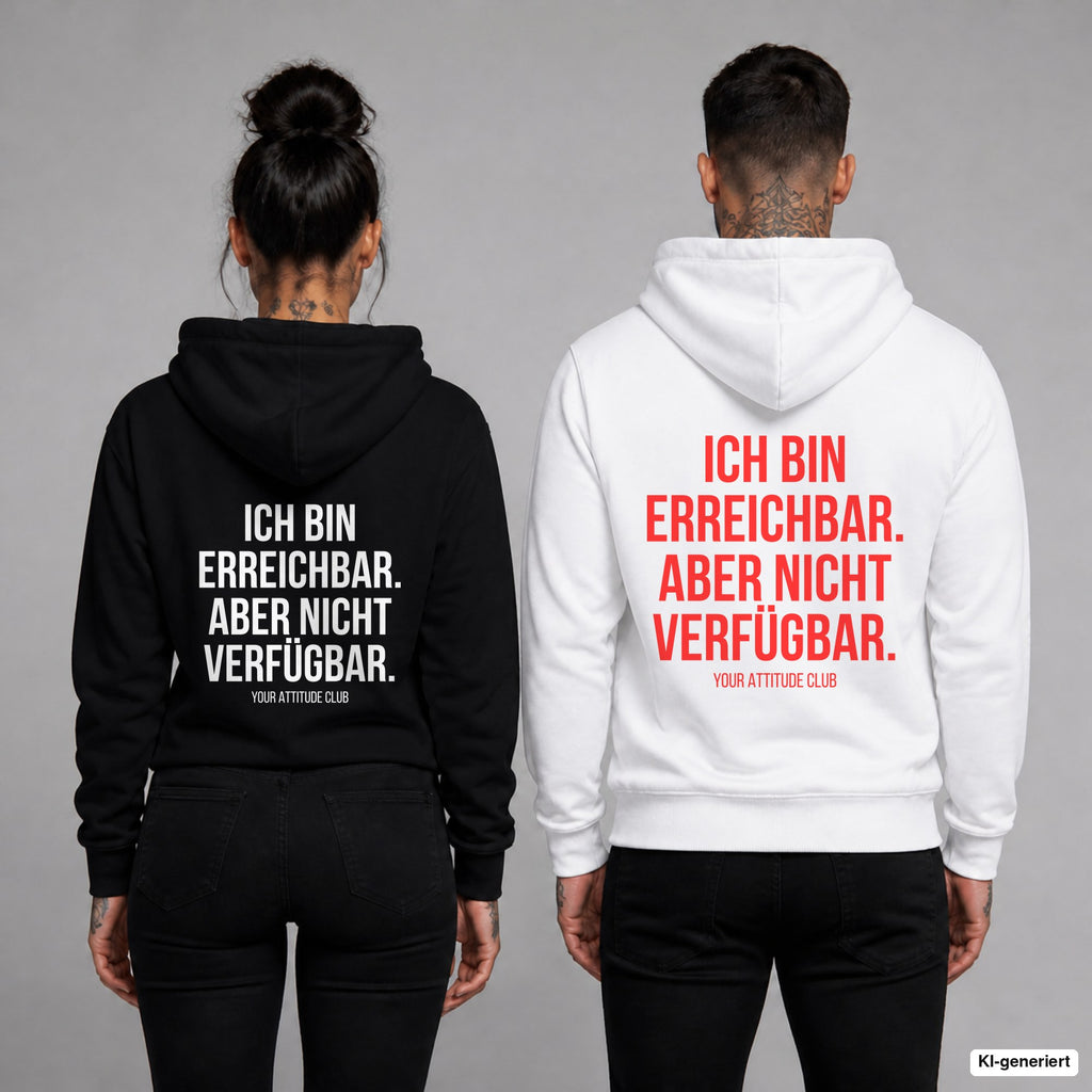 Ich bin erreichbar. Aber nicht verfügbar – Hoodie mit Backprint, Frau in Schwarz und Mann in Weiß