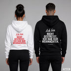 Ich bin nicht gestresst. Ich hab nur Weihnachten – Hoodie mit Backprint, Frau in Weiß mit rotem und Mann in Schwarz mit weißem Aufdruck