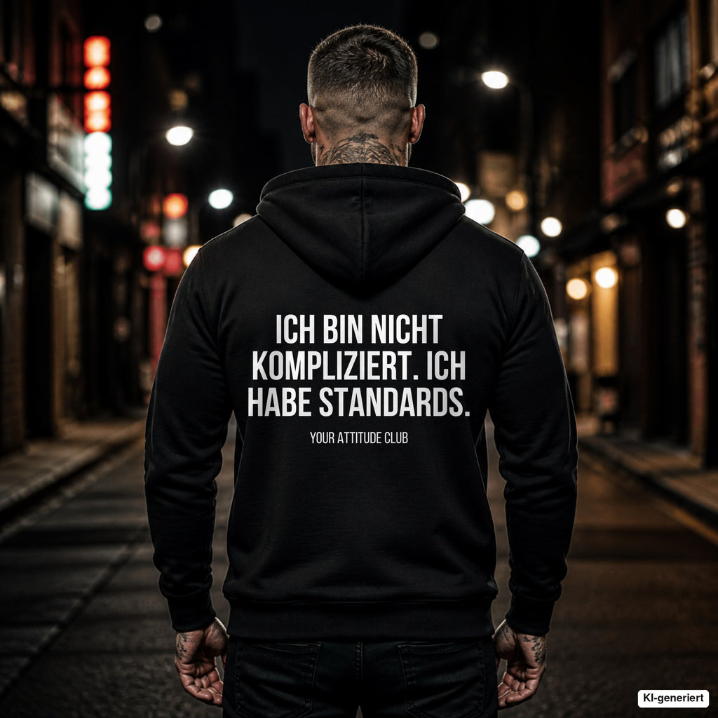 Ich bin nicht kompliziert. Ich habe Standards – schwarzer Hoodie mit weißem Backprint, Herren in der Stadt bei Nacht