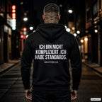 Ich bin nicht kompliziert. Ich habe Standards – schwarzer Hoodie mit weißem Backprint, Herren in der Stadt bei Nacht