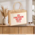 Ich funktioniere nur aus Trotz. – Jutetasche mit Spruch, auf dem Sideboard im Flur