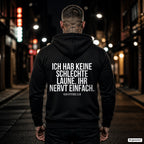 Ich hab keine schlechte Laune. Ihr nervt einfach – schwarzer Hoodie mit weißem Backprint, Herren in der Stadt bei Nacht