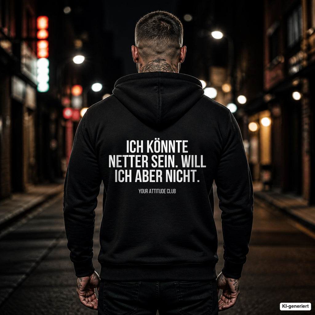 Ich könnte netter sein. Will ich aber nicht – schwarzer Hoodie mit weißem Backprint, Herren in der Stadt bei Nacht