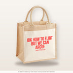 IDK how to flirt but we can argue – Jutetasche mit Spruch, mittlere Jutetasche 30 × 30 cm