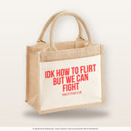 IDK how to flirt but we can fight – Jutetasche mit Spruch, kleine Jutetasche 26 × 22 cm