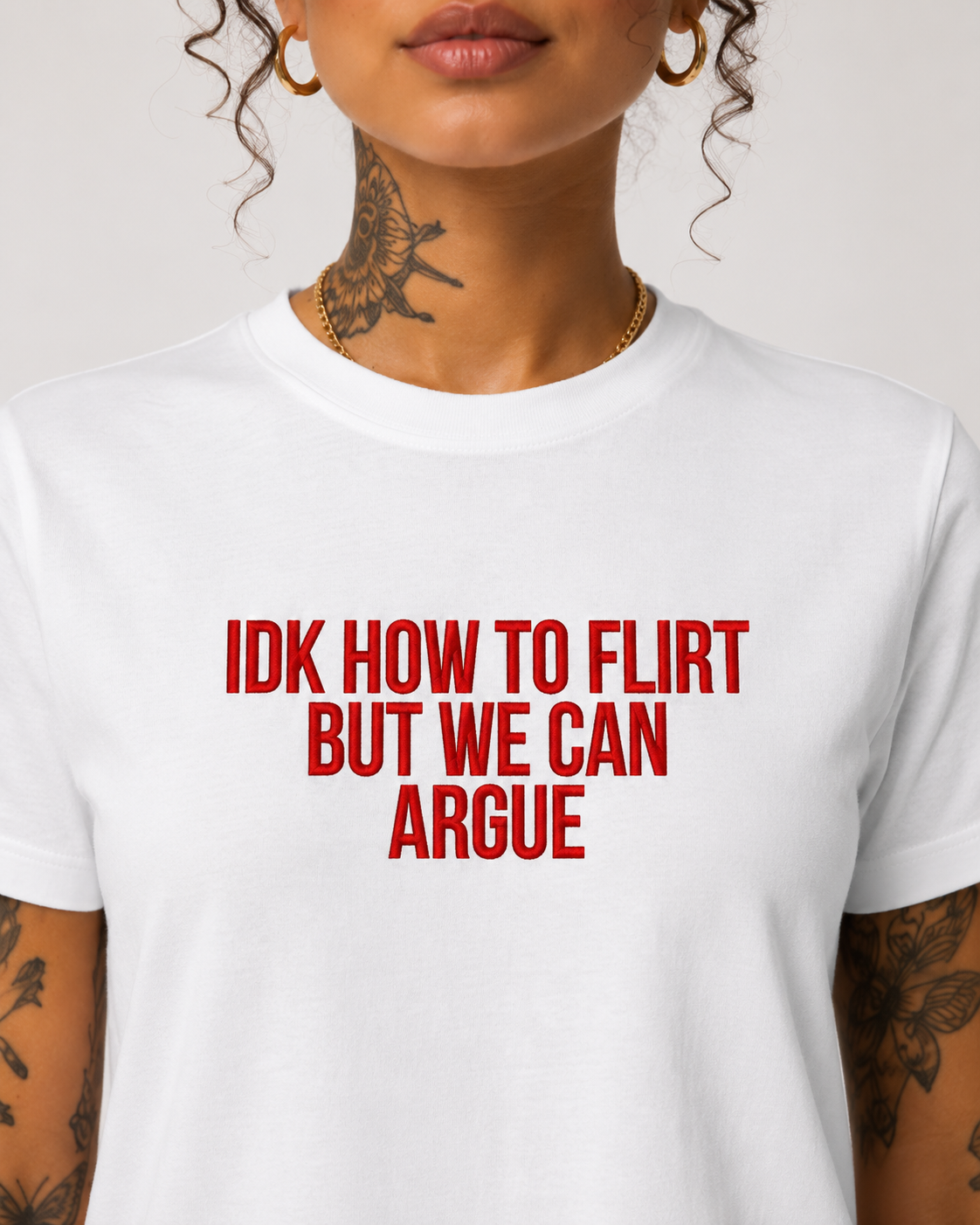 IDK HOW TO FLIRT BUT WE CAN ARGUE – besticktes Damen Shirt, lustiges Statement T-Shirt, Geschenk für Freundin, Bio-Baumwolle, Weiß oder Schwarz