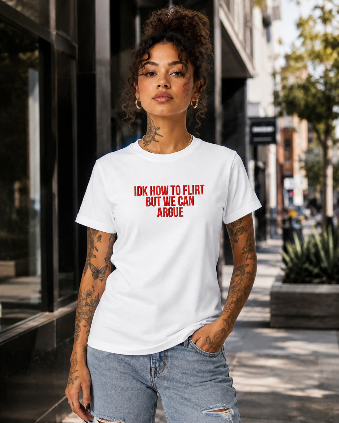 IDK HOW TO FLIRT BUT WE CAN ARGUE – besticktes Damen Shirt, lustiges Statement T-Shirt, Geschenk für Freundin, Bio-Baumwolle, Weiß oder Schwarz