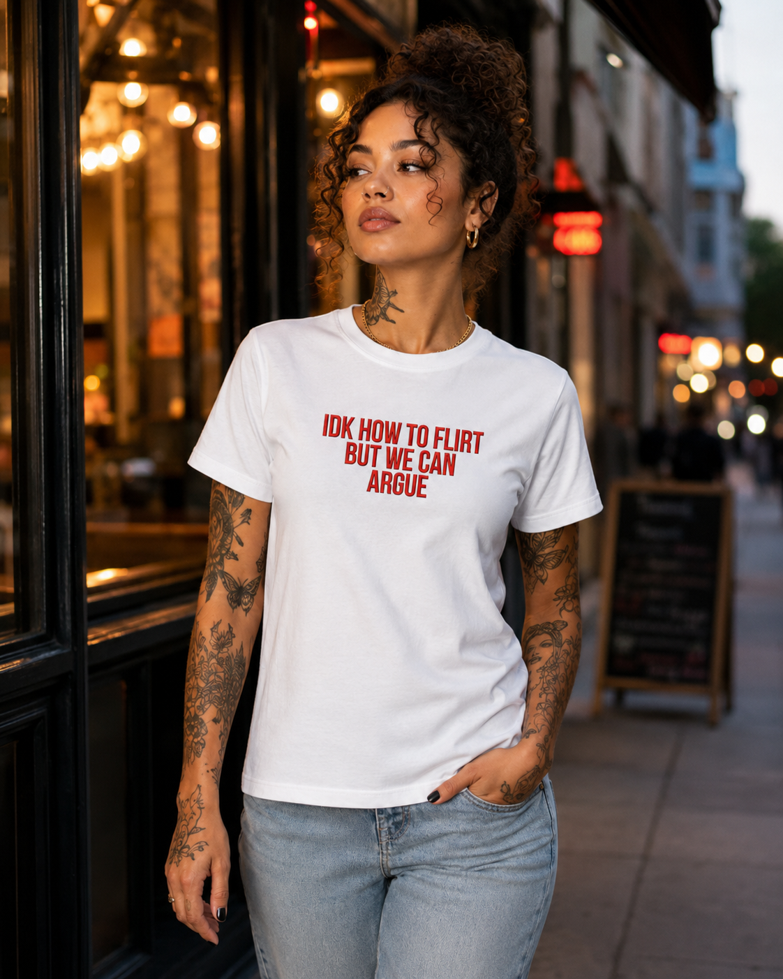 IDK HOW TO FLIRT BUT WE CAN ARGUE – besticktes Damen Shirt, lustiges Statement T-Shirt, Geschenk für Freundin, Bio-Baumwolle, Weiß oder Schwarz