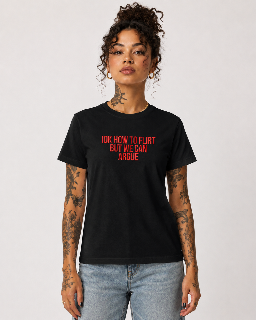 IDK HOW TO FLIRT BUT WE CAN ARGUE – besticktes Damen Shirt, lustiges Statement T-Shirt, Geschenk für Freundin, Bio-Baumwolle, Weiß oder Schwarz