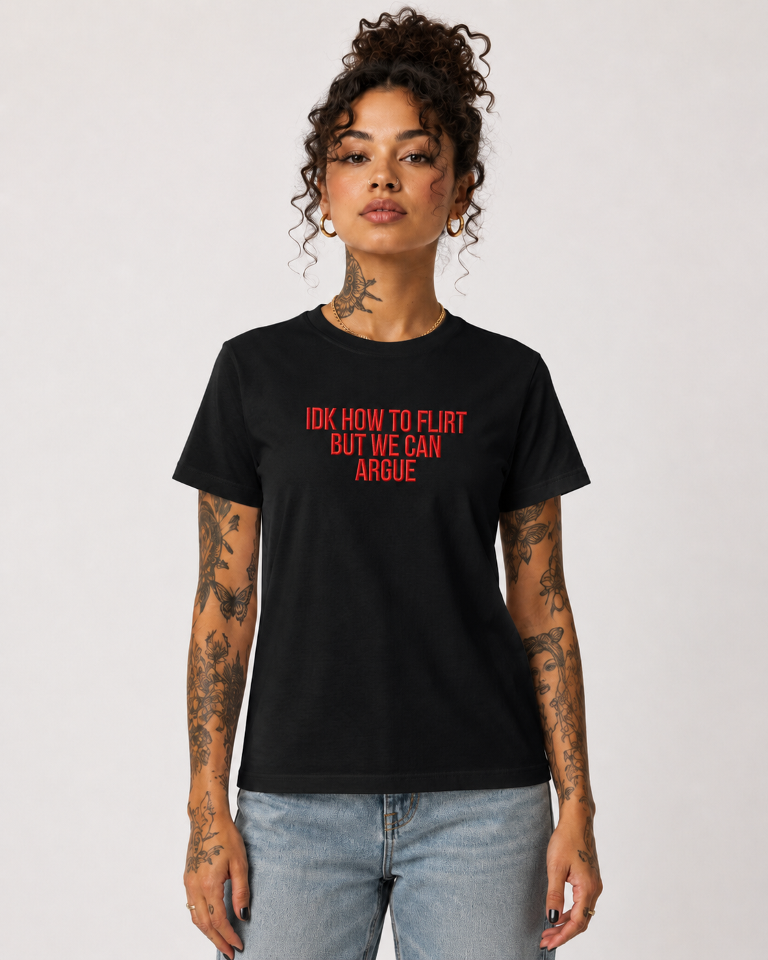 IDK HOW TO FLIRT BUT WE CAN ARGUE – besticktes Damen Shirt, lustiges Statement T-Shirt, Geschenk für Freundin, Bio-Baumwolle, Weiß oder Schwarz