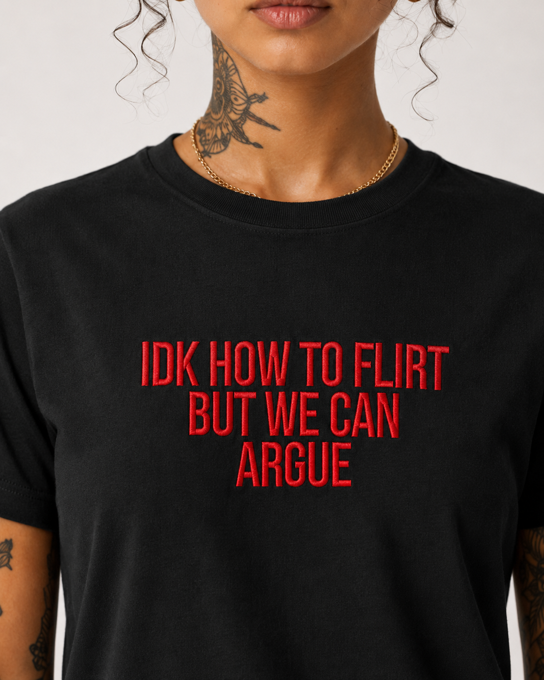 IDK HOW TO FLIRT BUT WE CAN ARGUE – besticktes Damen Shirt, lustiges Statement T-Shirt, Geschenk für Freundin, Bio-Baumwolle, Weiß oder Schwarz