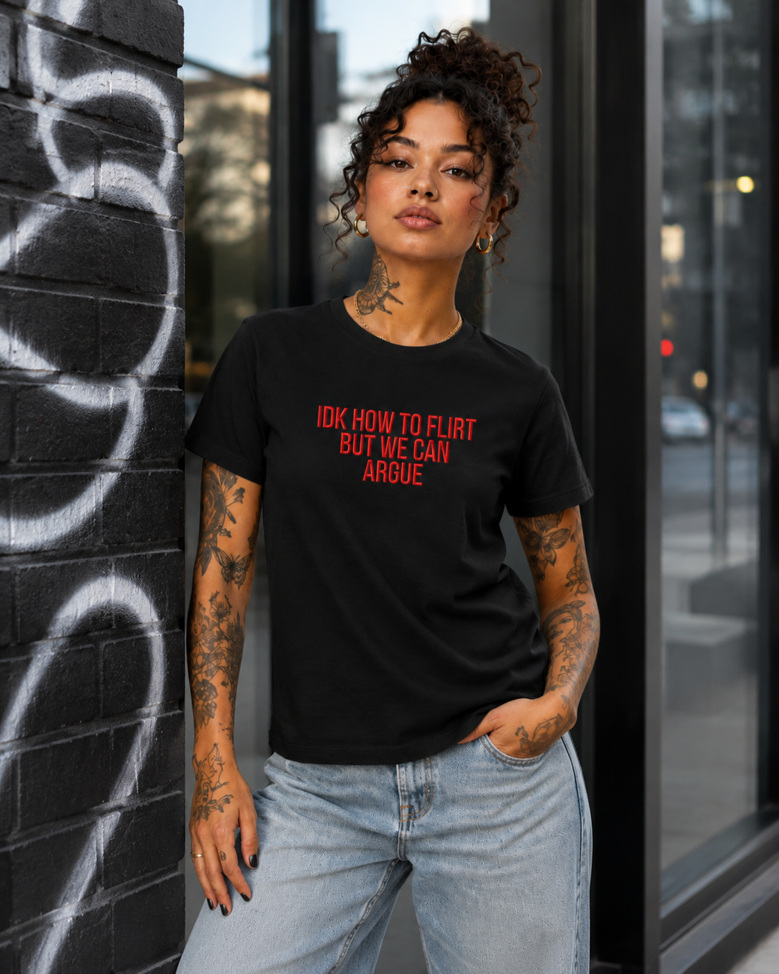 IDK HOW TO FLIRT BUT WE CAN ARGUE – besticktes Damen Shirt, lustiges Statement T-Shirt, Geschenk für Freundin, Bio-Baumwolle, Weiß oder Schwarz