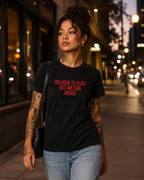 IDK HOW TO FLIRT BUT WE CAN ARGUE – besticktes Damen Shirt, lustiges Statement T-Shirt, Geschenk für Freundin, Bio-Baumwolle, Weiß oder Schwarz