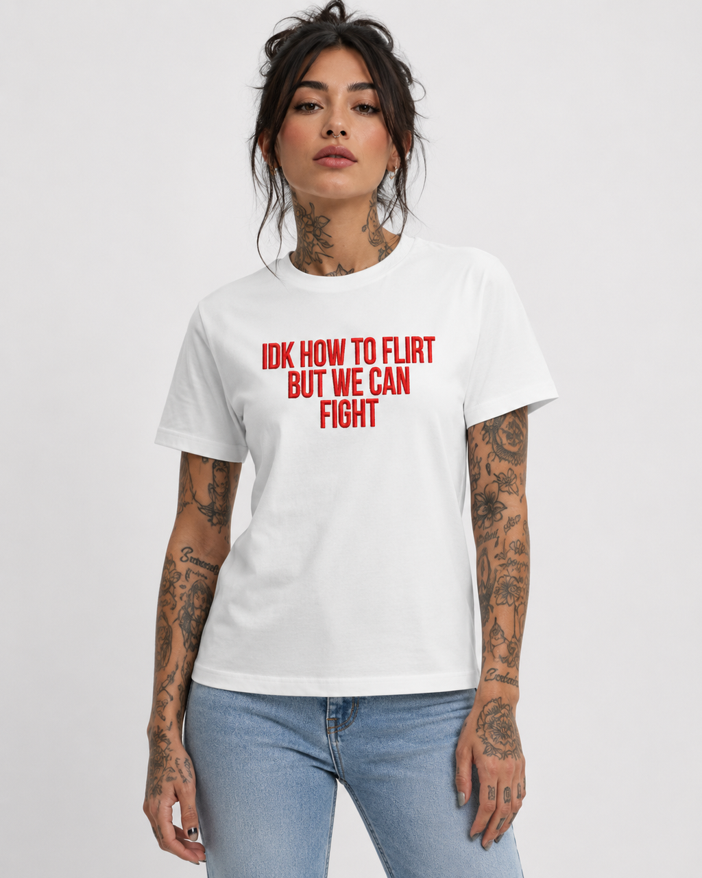 IDK HOW TO FLIRT BUT WE CAN FIGHT – besticktes Damen Shirt, lustiges Statement T-Shirt, Geschenk für Freundin, Bio-Baumwolle, Weiß oder Schwarz
