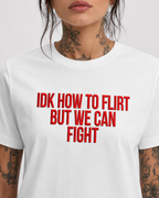 IDK HOW TO FLIRT BUT WE CAN FIGHT – besticktes Damen Shirt, lustiges Statement T-Shirt, Geschenk für Freundin, Bio-Baumwolle, Weiß oder Schwarz