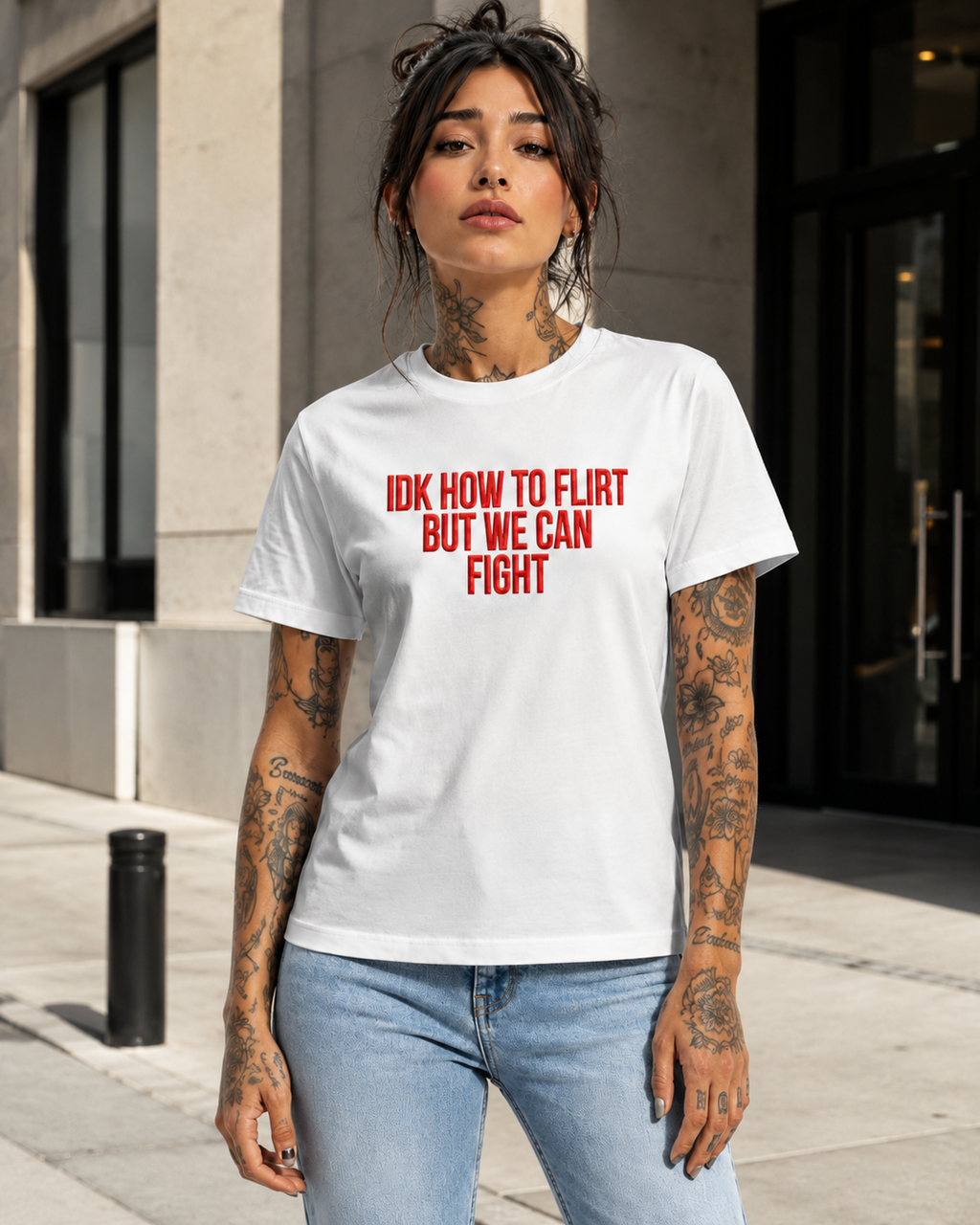 IDK HOW TO FLIRT BUT WE CAN FIGHT – besticktes Damen Shirt, lustiges Statement T-Shirt, Geschenk für Freundin, Bio-Baumwolle, Weiß oder Schwarz