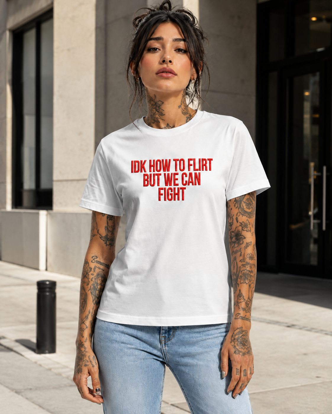 IDK HOW TO FLIRT BUT WE CAN FIGHT – besticktes Damen Shirt, lustiges Statement T-Shirt, Geschenk für Freundin, Bio-Baumwolle, Weiß oder Schwarz
