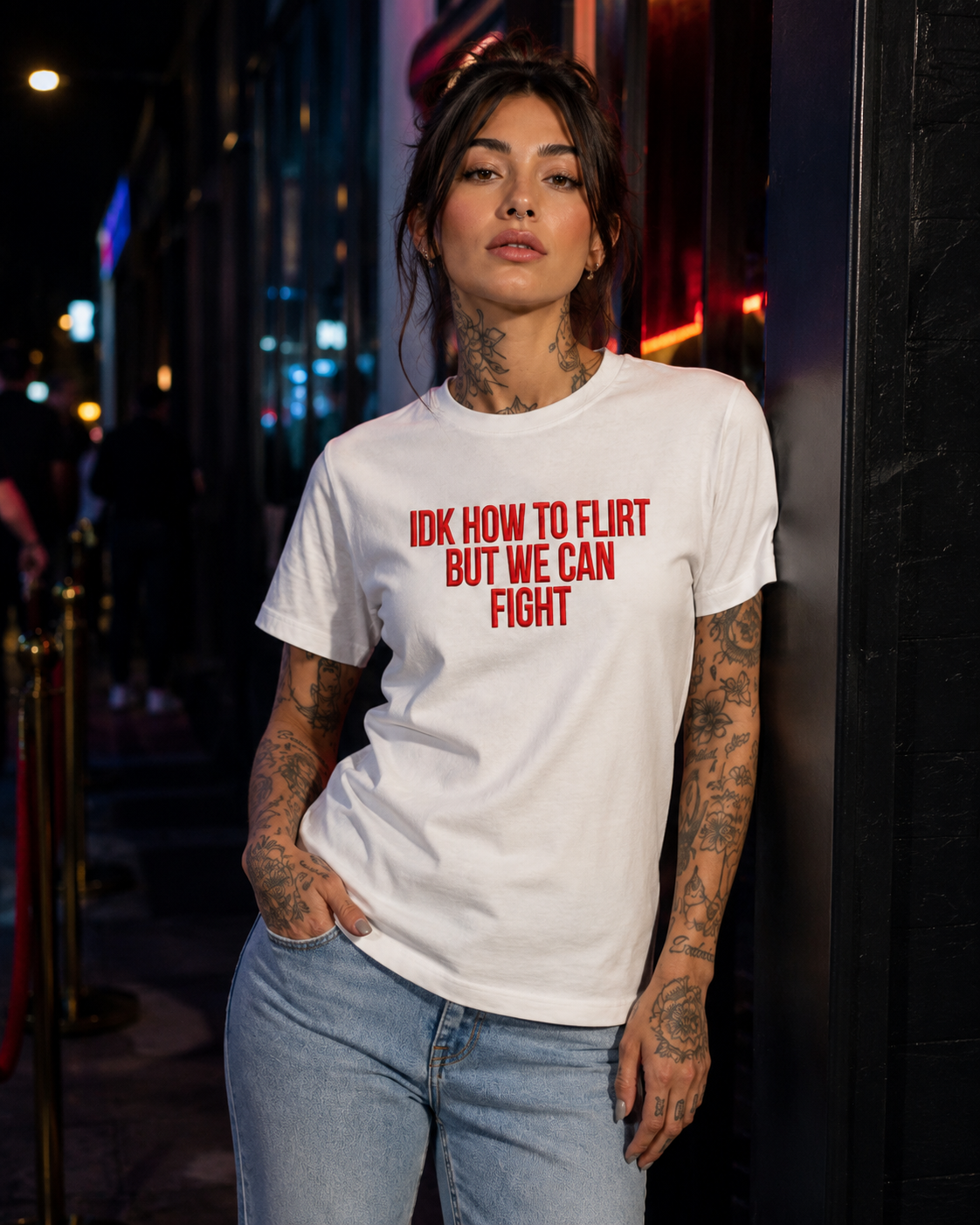 IDK HOW TO FLIRT BUT WE CAN FIGHT – besticktes Damen Shirt, lustiges Statement T-Shirt, Geschenk für Freundin, Bio-Baumwolle, Weiß oder Schwarz
