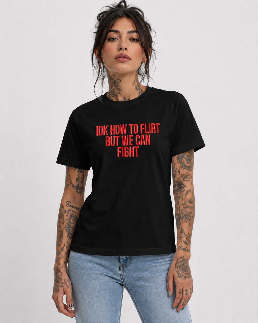 IDK HOW TO FLIRT BUT WE CAN FIGHT – besticktes Damen Shirt, lustiges Statement T-Shirt, Geschenk für Freundin, Bio-Baumwolle, Weiß oder Schwarz