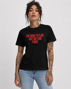 IDK HOW TO FLIRT BUT WE CAN FIGHT – besticktes Damen Shirt, lustiges Statement T-Shirt, Geschenk für Freundin, Bio-Baumwolle, Weiß oder Schwarz