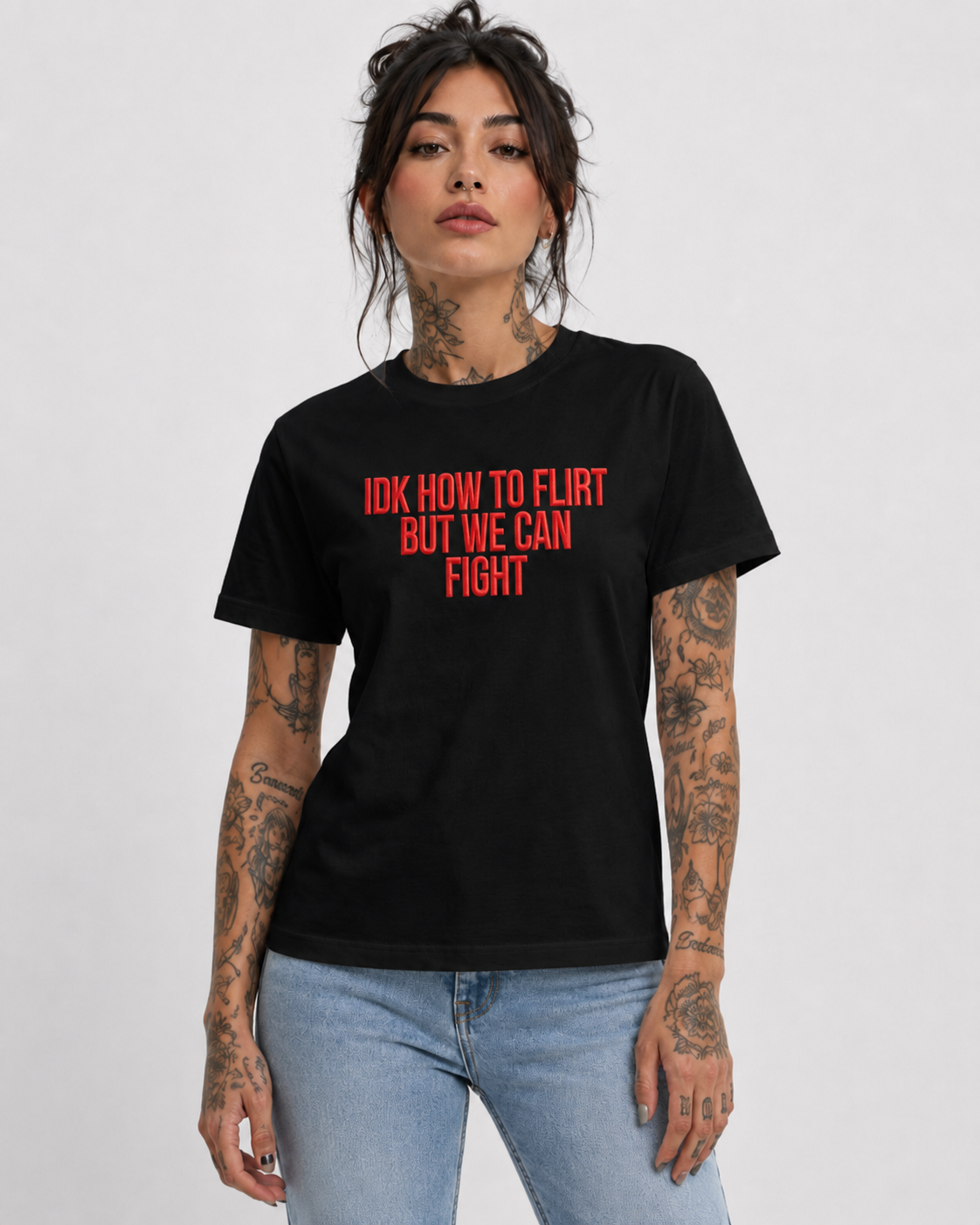 IDK HOW TO FLIRT BUT WE CAN FIGHT – besticktes Damen Shirt, lustiges Statement T-Shirt, Geschenk für Freundin, Bio-Baumwolle, Weiß oder Schwarz