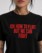 IDK HOW TO FLIRT BUT WE CAN FIGHT – besticktes Damen Shirt, lustiges Statement T-Shirt, Geschenk für Freundin, Bio-Baumwolle, Weiß oder Schwarz